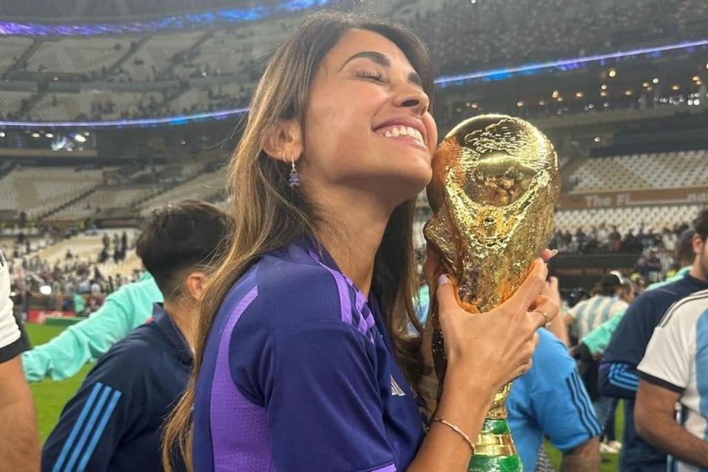 messi world cup wife trophy